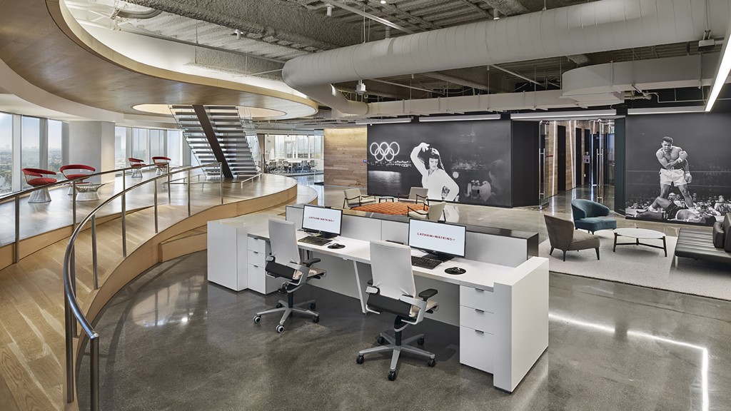 A room with a desk and chairs.